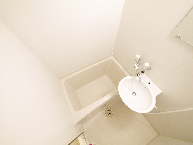 バス・シャワールーム　落ち着いた空間のお風呂です