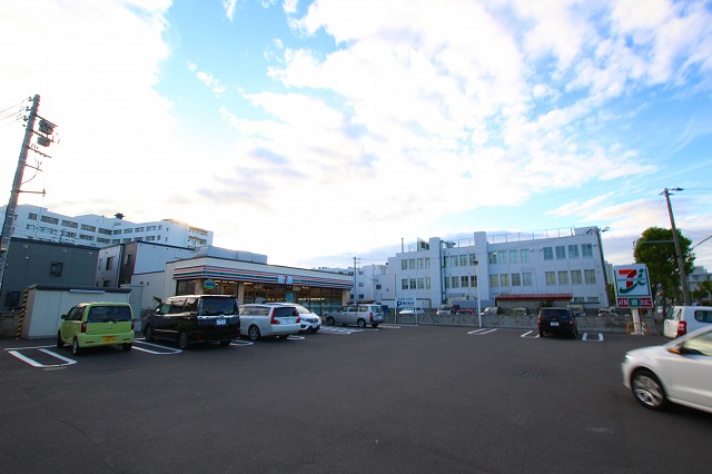 コンビニ　セブンイレブン札幌菊水5条店（コンビニ）まで493m