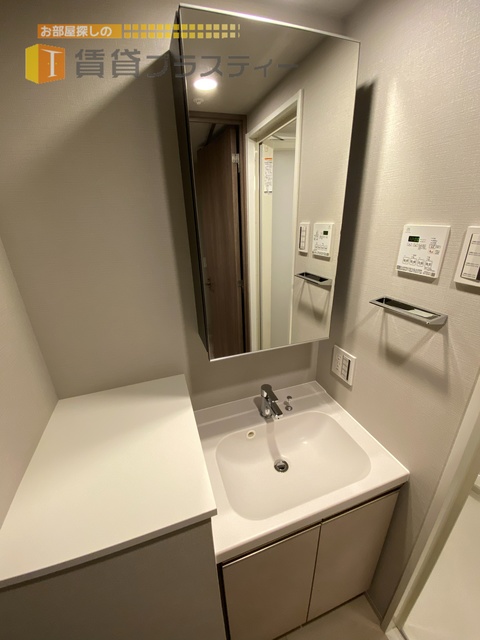 洗面設備　おしゃれな洗面台です。