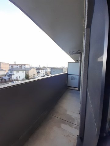 バルコニー　外からの目が気にならないバルコニーで洗濯物が干せます