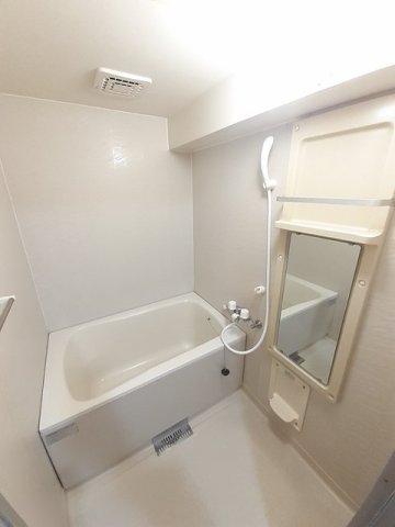 バス・シャワールーム　コンパクトで使いやすいお風呂です