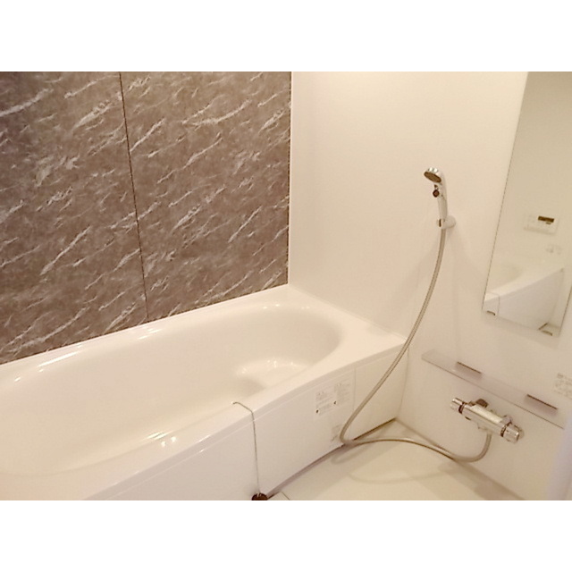 バス・シャワールーム　シャンプー棚や鏡も完備