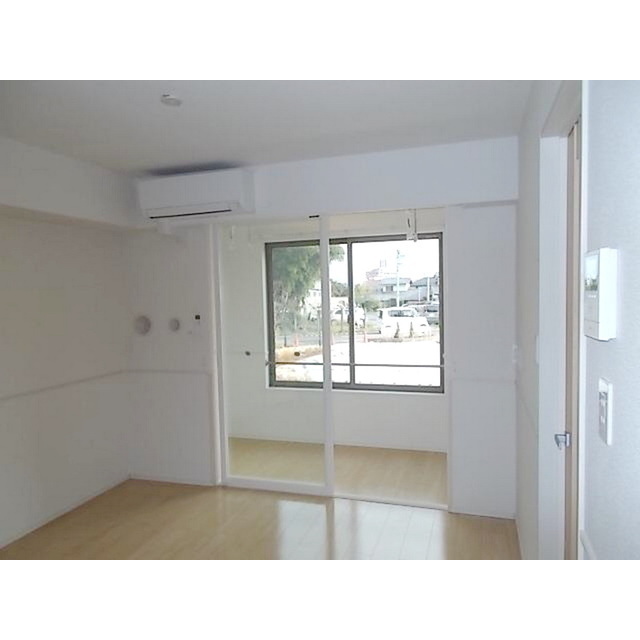 居室・リビング　明るい日差しの空間