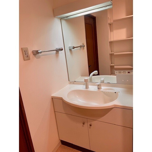 洗面設備　★独立洗面台で朝の支度もスムーズに進みます