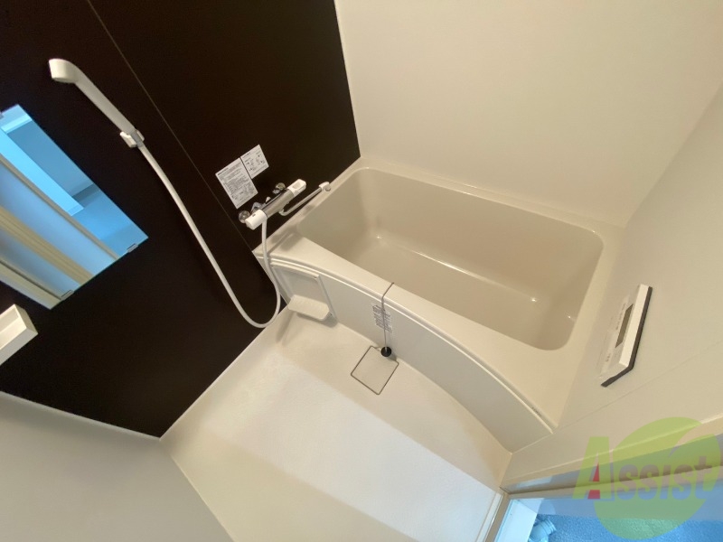 バス・シャワールーム　バスルームは狭すぎず、シャワーも浴びやすそうです。