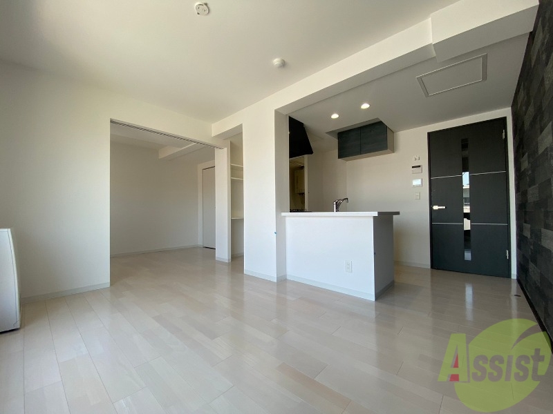 居室・リビング　白さが清潔感を出してくれます。お部屋も明るいですね。