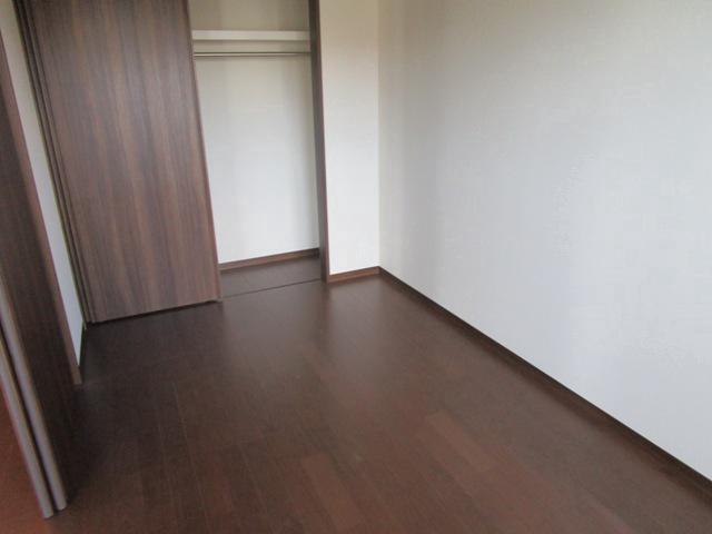 その他部屋・スペース　落ち着いた色調の寝室です