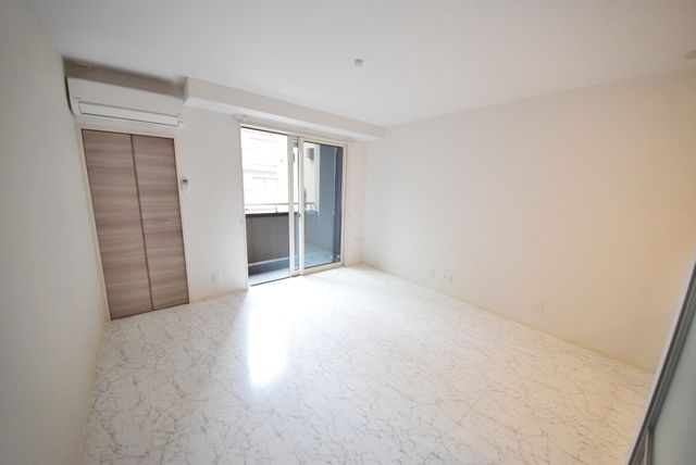 居室・リビング　色調が異なります