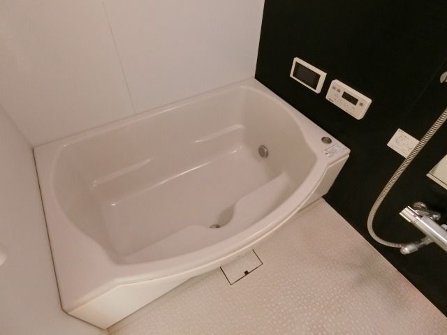 バス・シャワールーム　追い焚き・浴室乾燥機付きのお風呂です♪