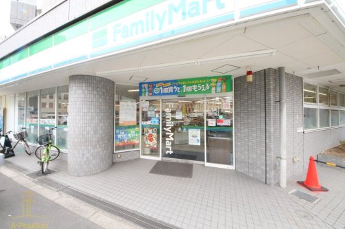 コンビニ　ファミリーマート 天六駅前店（コンビニ）まで303m
