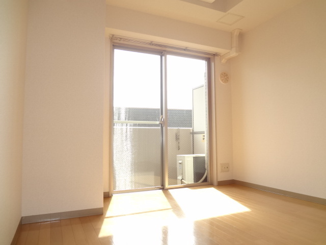 居室・リビング　南向きで明るいお部屋！暖かな日差しが入ります♪