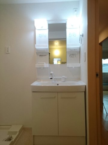 洗面設備　明るい洗面所です