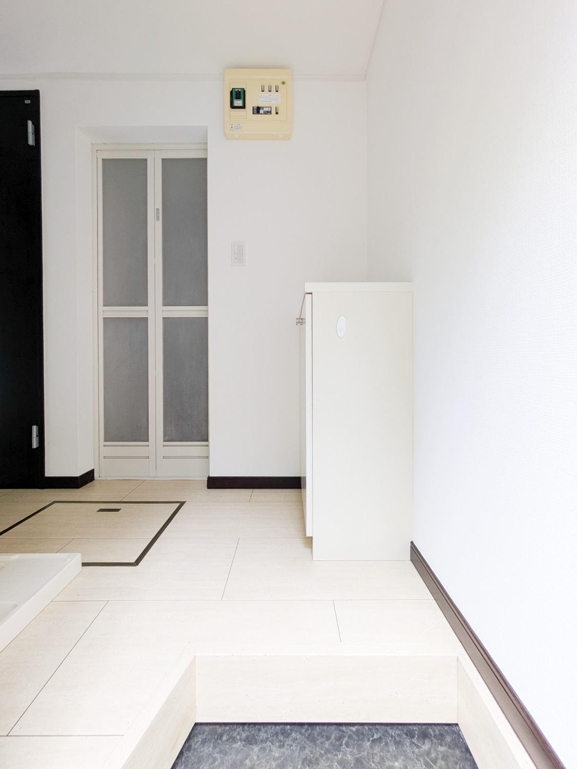 玄関　102号室の写真引用（備品はイメージです）