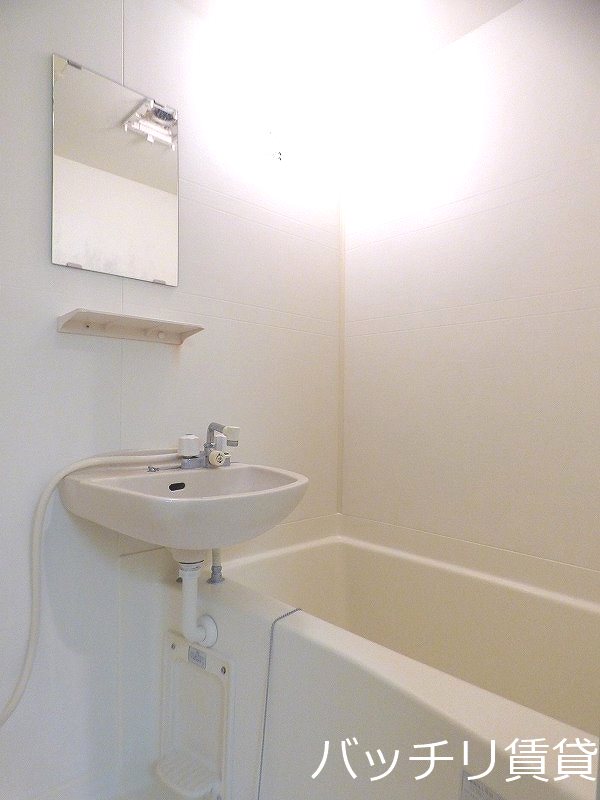 バス・シャワールーム　別号室タイプの為、現状を優先致します。