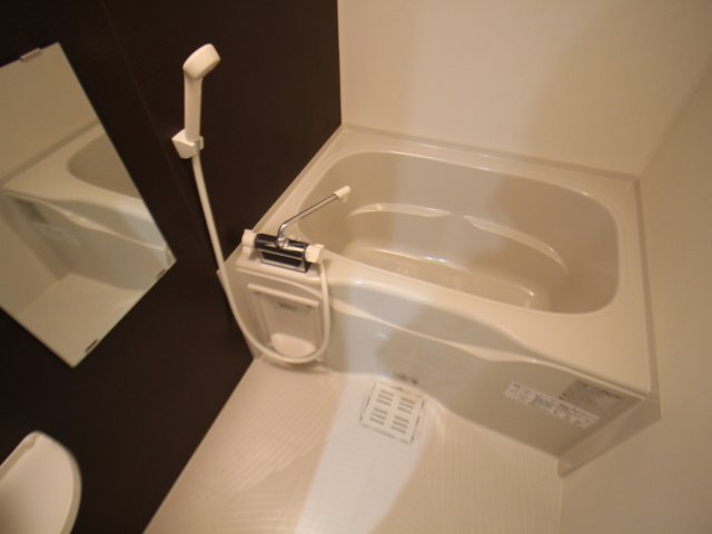 バス・シャワールーム　コンパクトで使いやすいお風呂です