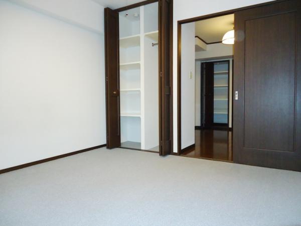 居室・リビング　約５．８帖の洋室（カーペット敷き）。