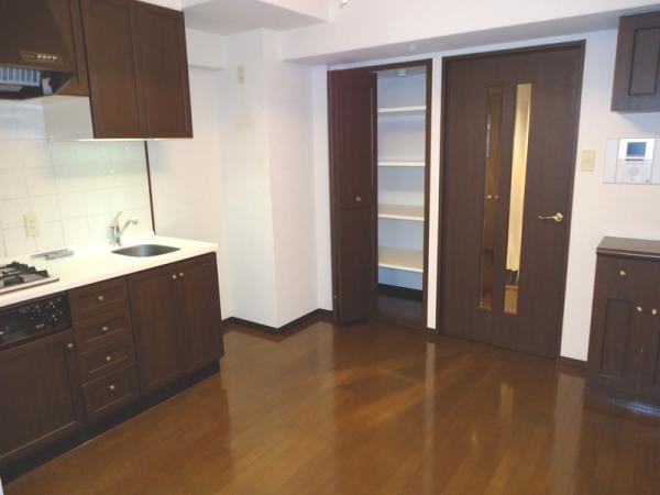 居室・リビング　約６．５帖のダイニングキッチンです。