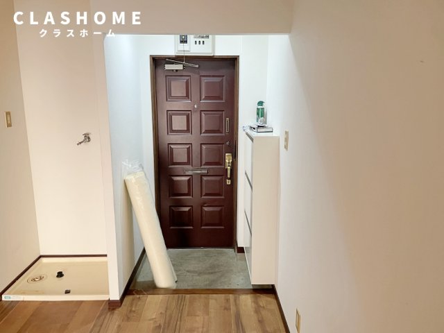 玄関　同物件の別部屋になります。