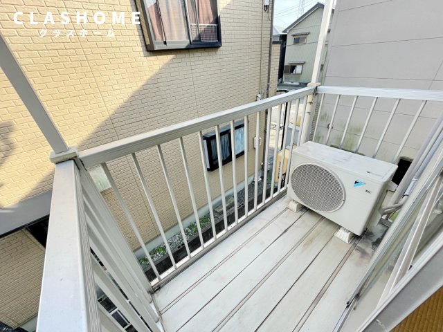 バルコニー　同物件の別部屋になります。