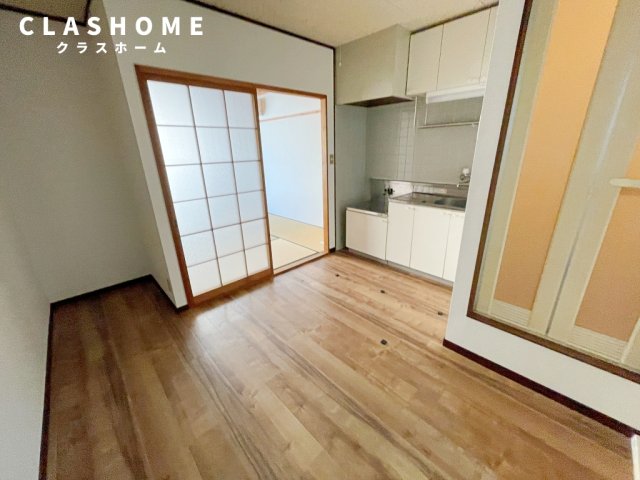 居室・リビング　同物件の別部屋になります。