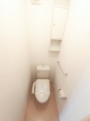 トイレ　落ち着いた色調のトイレです
