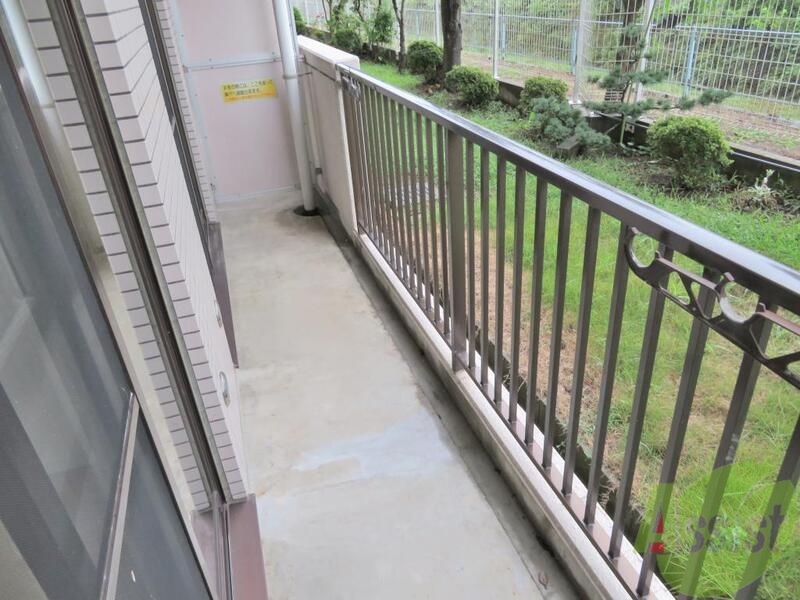 バルコニー　バルコニーも広々、洋室、和室から出入りできるようですね