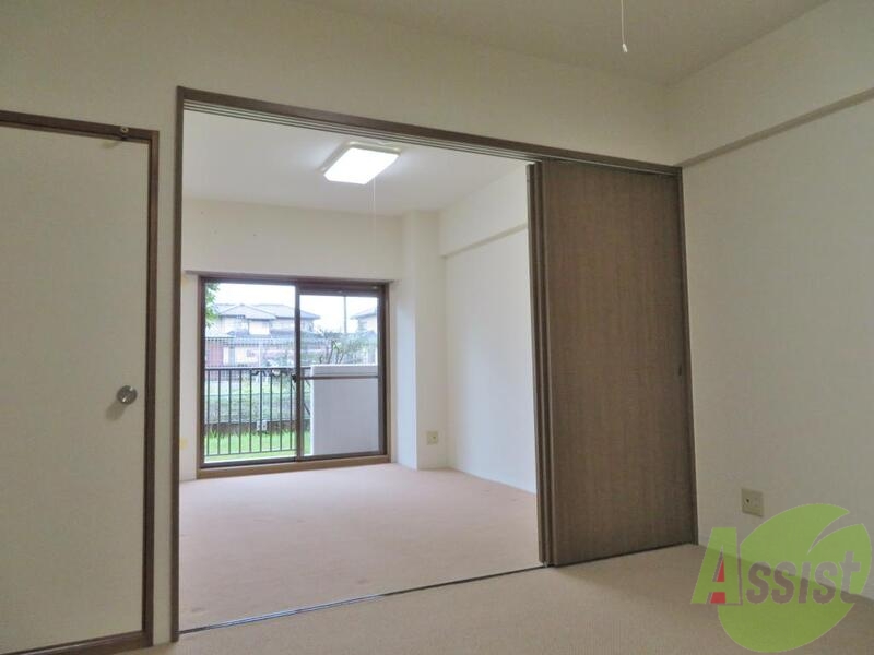 居室・リビング　リビングからは南側の洋室、左のドアの先は和室です