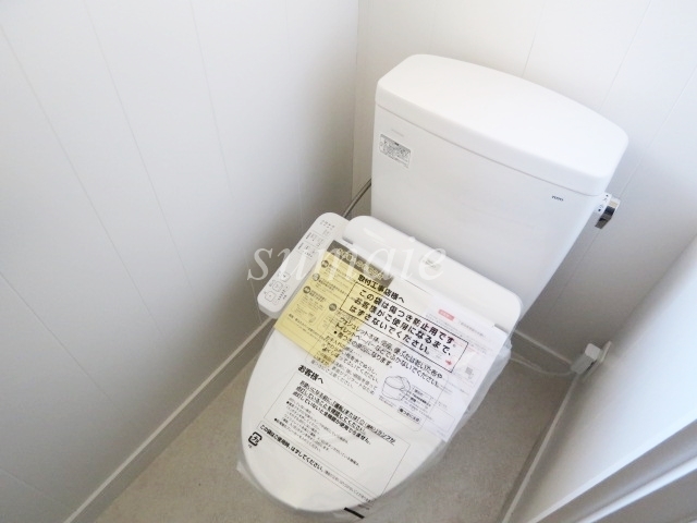 トイレ　温水洗浄便座付です☆