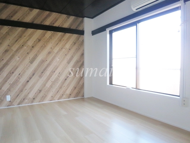 居室・リビング　アクセントクロスが印象的なお部屋です♪