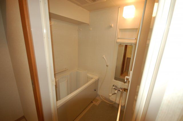 バス・シャワールーム　コンパクトで使いやすいお風呂です