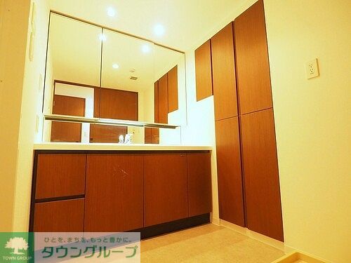 洗面設備　収納豊富な三面鏡洗面化粧台