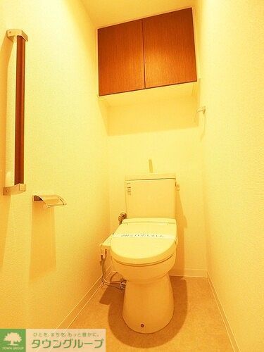 トイレ　手すり付きのトイレ　温水洗浄機能付き便座