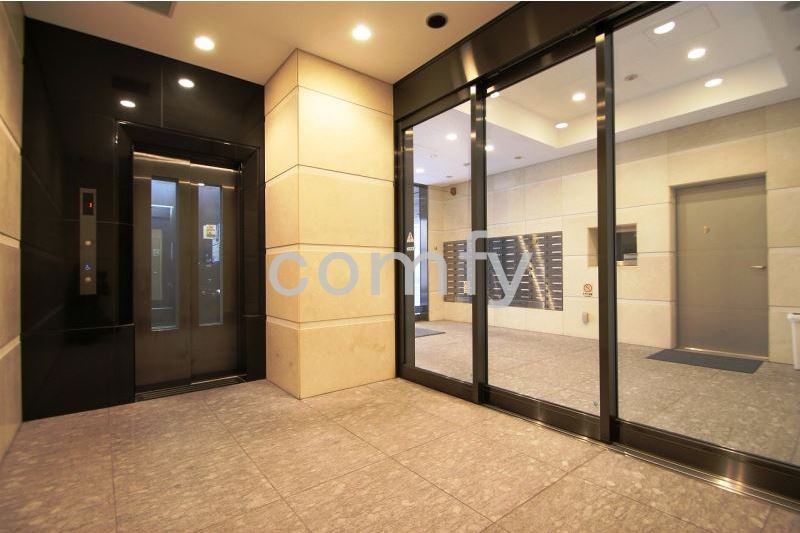 建物外観　高級感のあるエントランスホール