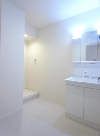 洗面設備　●朝の準備もラクラク　快適な独立洗面スペースあり。