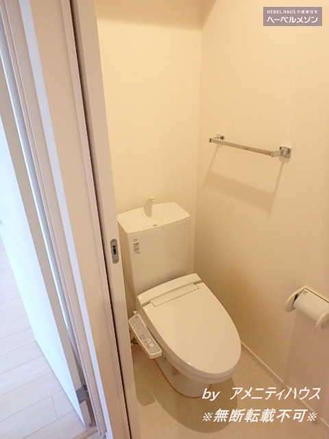 トイレ　●温水洗浄暖房便座付きの快適なトイレスペース。