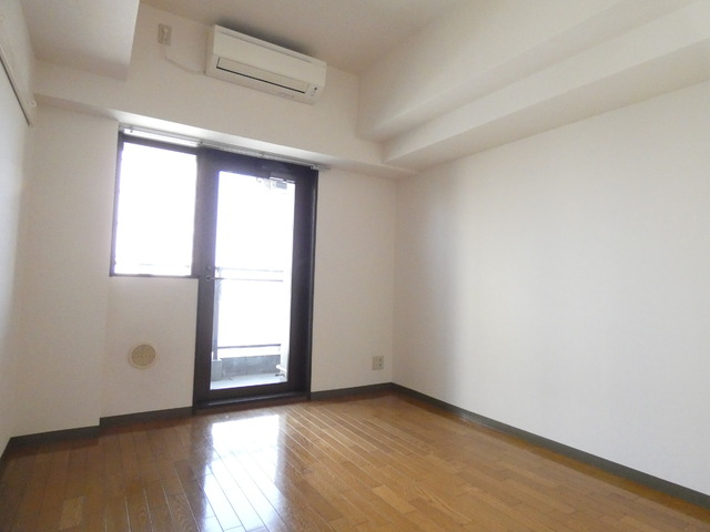 居室・リビング　【洋室６帖】光の入るお部屋です★