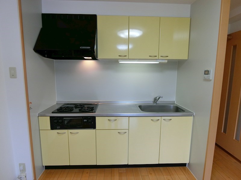 キッチン　３口ガスコンロ付きの大きなキッチンです