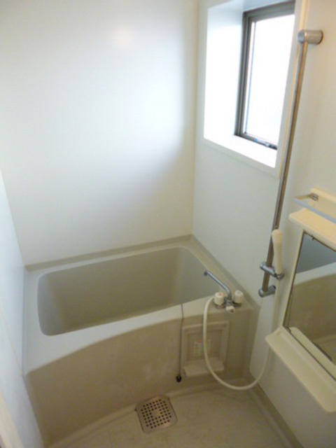 バス・シャワールーム　お風呂に窓があり明るくていいですよ
