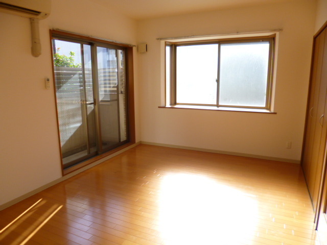 居室・リビング　ベットもソファーも楽々置けます