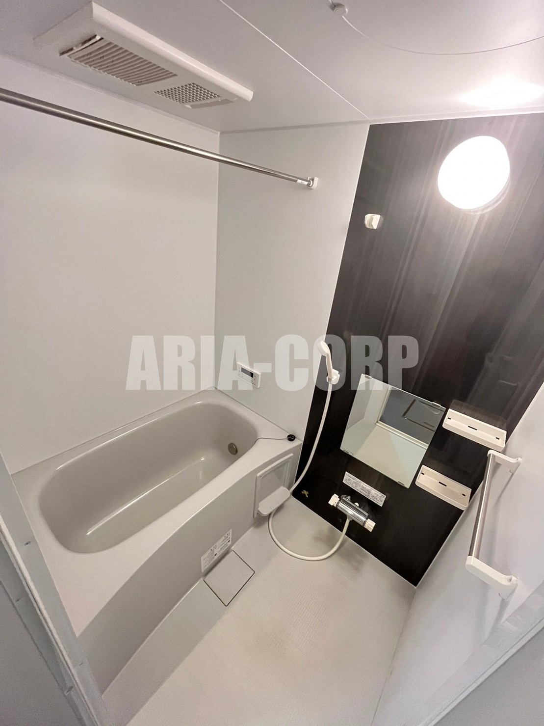 バス・シャワールーム　追い焚き機能付。カラーパネル採用でお洒落なバスルーム。