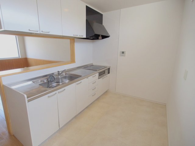 キッチン　写真は104号室のものです。ご参考にご覧下さい。