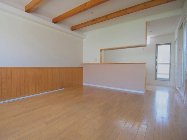 居室・リビング　写真は104号室のものです。ご参考にご覧下さい。