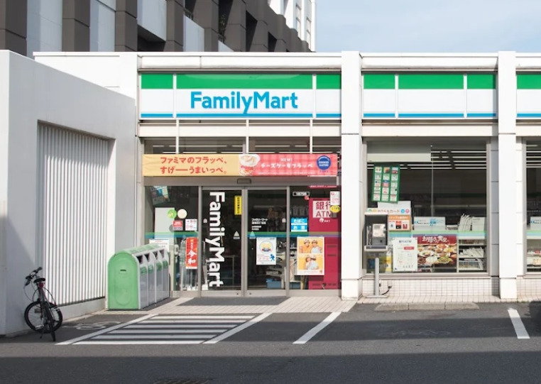 コンビニ　ファミリーマート 港南四丁目店（コンビニ）まで492m