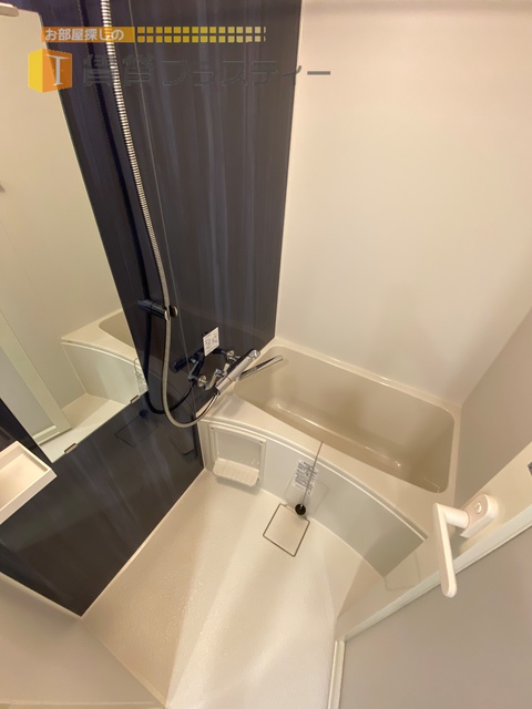 バス・シャワールーム　清潔感のあるバスルームです。