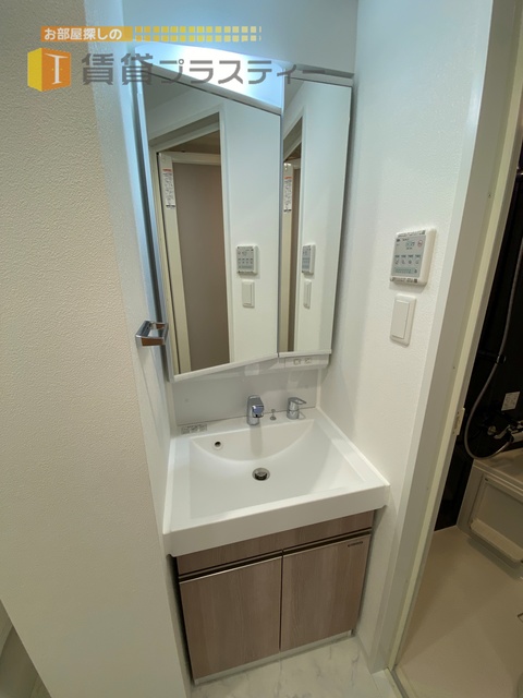 洗面設備　オシャレな洗面化粧台です。