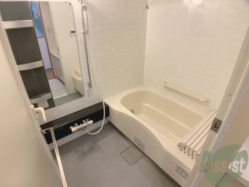 バス・シャワールーム　浴槽があるので、疲れた時はゆっくりと湯船につかりましょう。