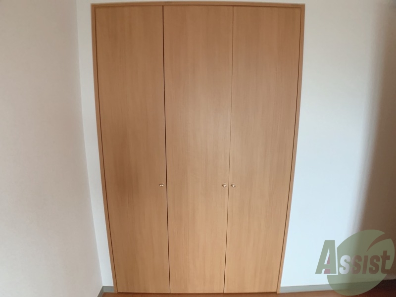 収納　クローゼットを開けてみました。奥行きがありますね。