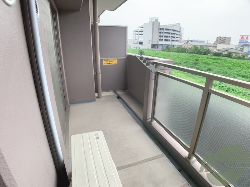 バルコニー　バルコニーも広く、日当たりも良さそうで、使いやすそうですね