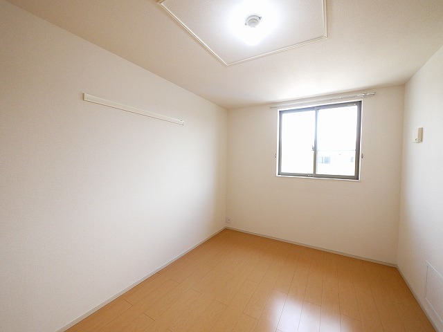 その他部屋・スペース　広くて明るい寝室