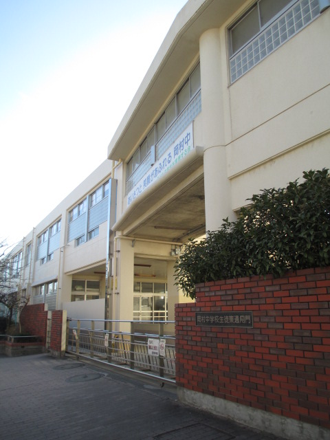 中学校　横浜市立岡村中学校（中学校）まで731m
